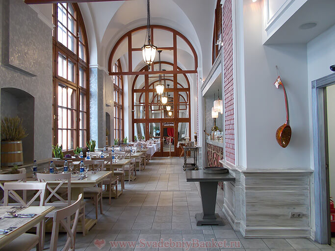 Светлый зал ресторана Саратовъ