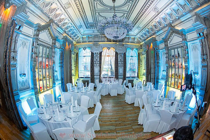 Светлый зал ресторана Паризьен