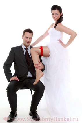 Жених и невеста с подвязкой