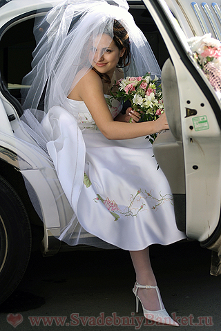 Невеста выходит из лимузина