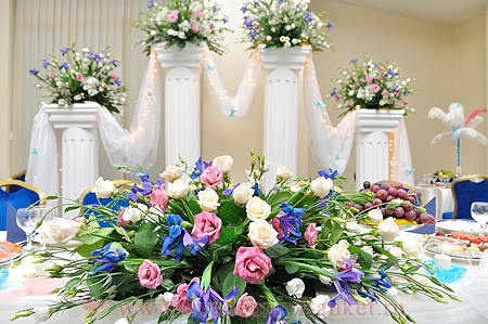Оформление зала на свадьбу цветами