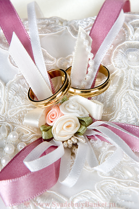 Свадебные подушечки для колец: создаем праздничное настроение