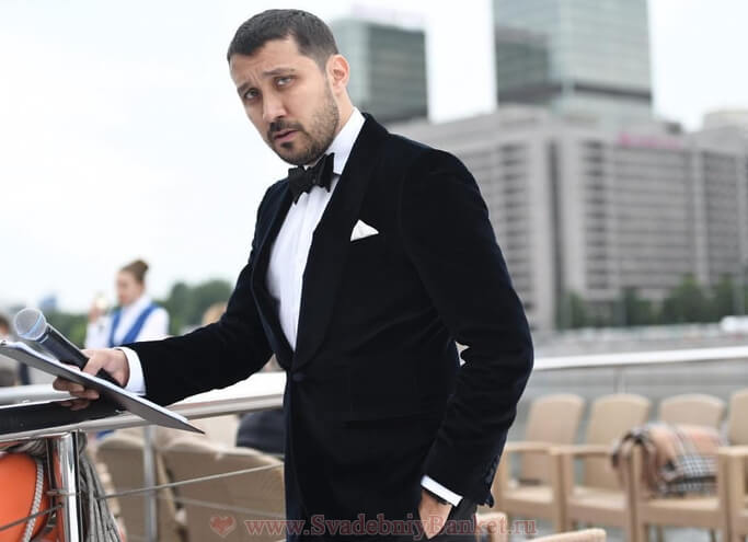 Ведущий Константин Анисимов