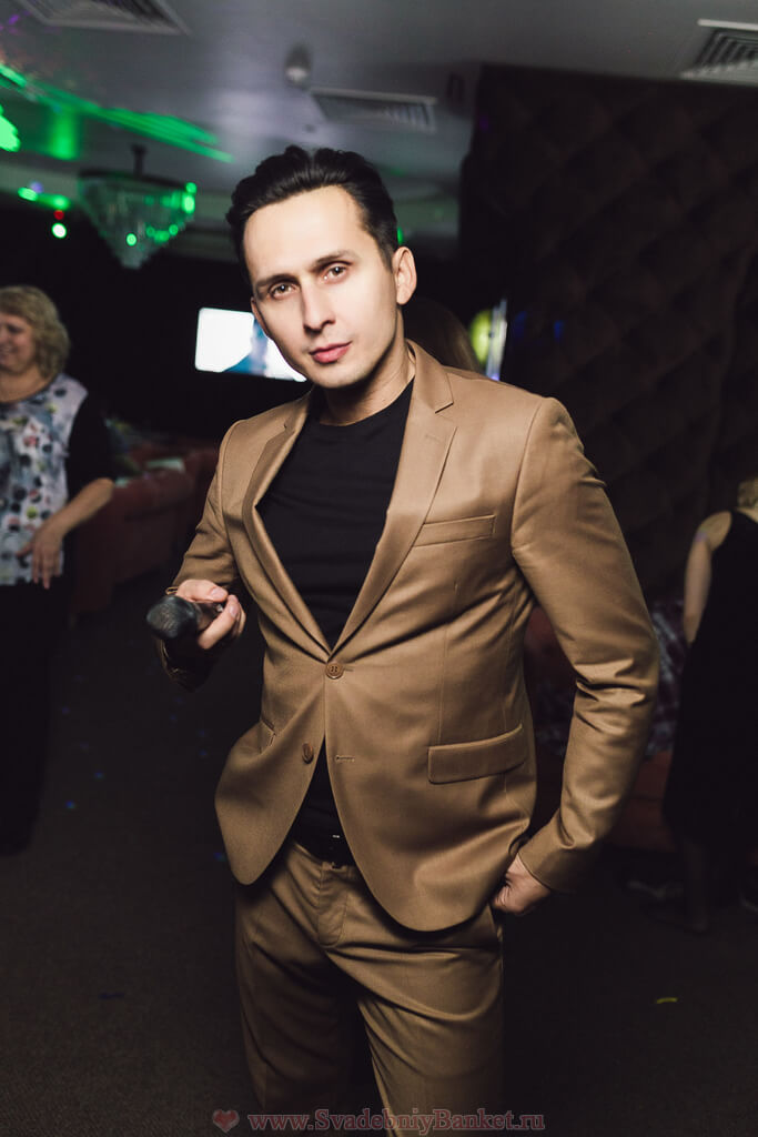 Ведущий Дмитрий Земсков