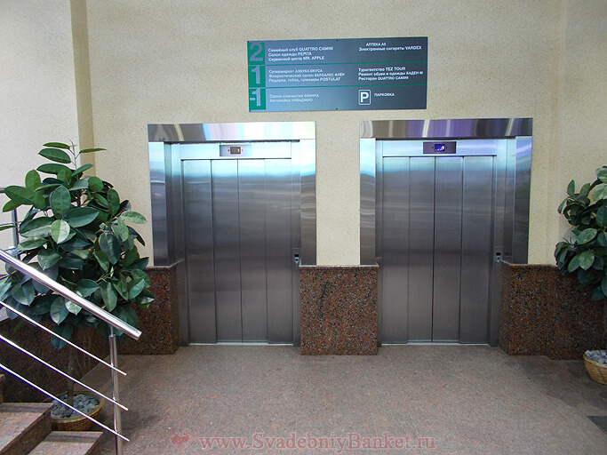 Лифт у главного входа торгового центра Любимый