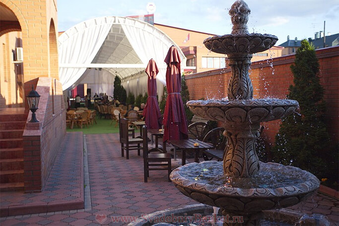 Уютный дворик между летним шатром-верандой и входом в барный зал ресторана Саят-Нова