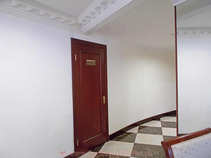 Дверь в Конференц зал отеля THE ROOMS